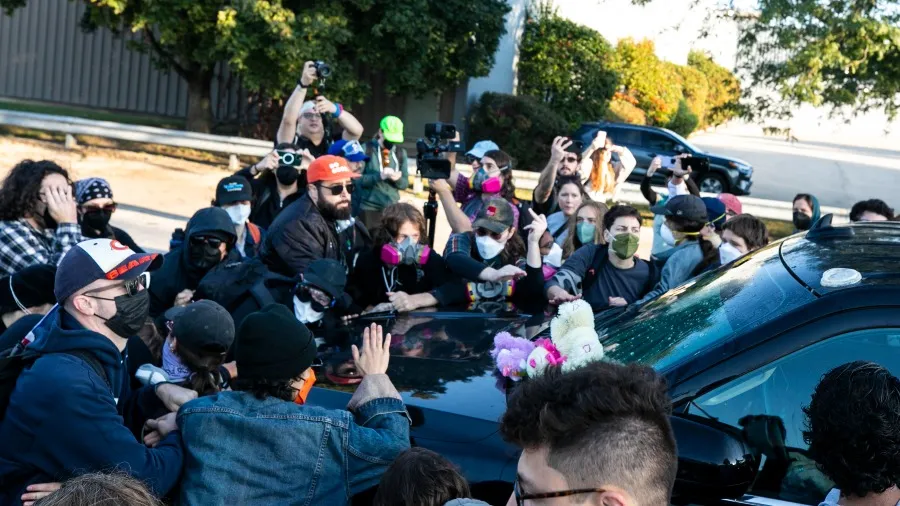 特朗普揚言動用暴亂法 芝加哥市民喊「不是戰區」: 美國總統部署國民兵遭州長控告的封面圖片