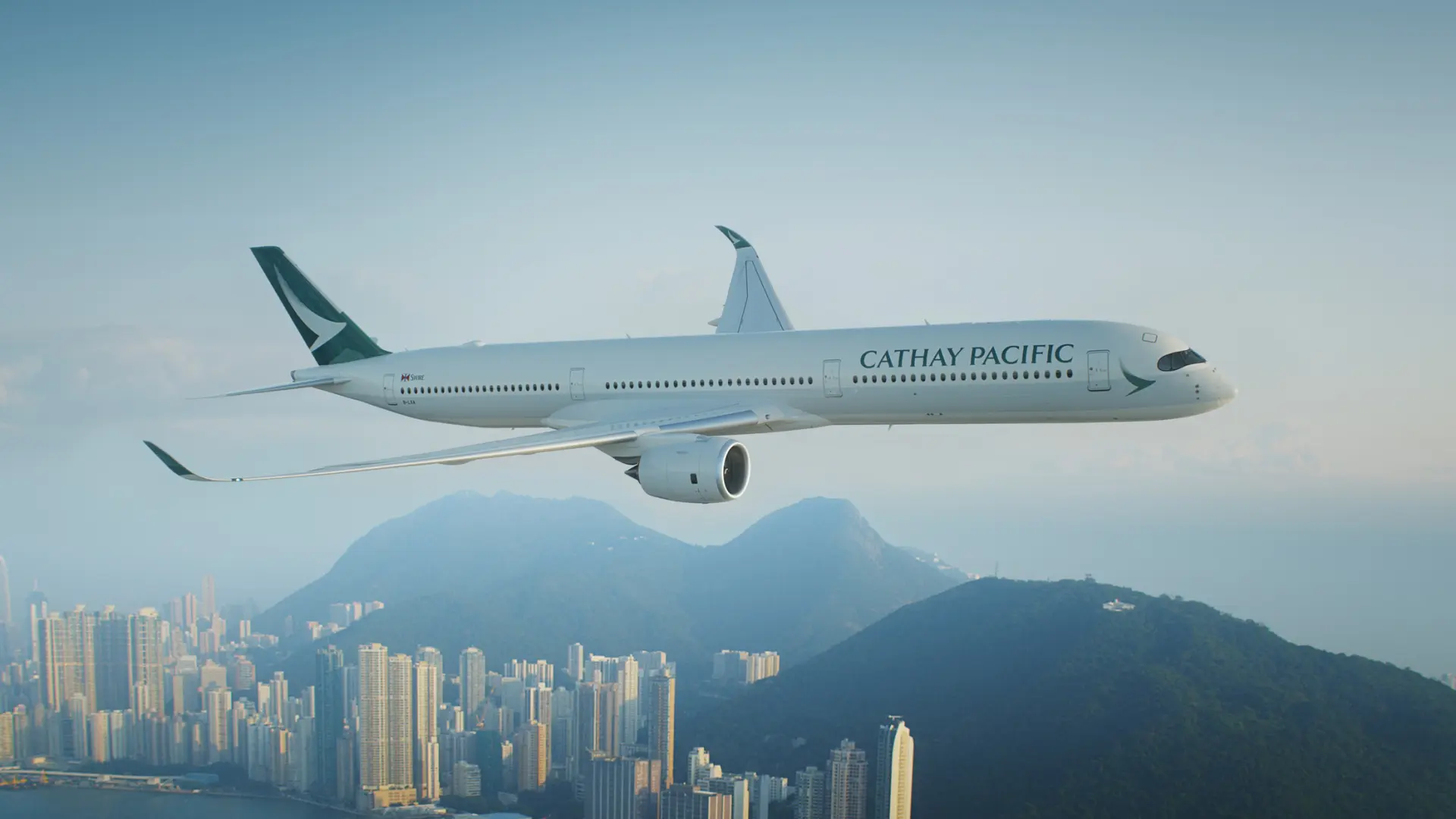 這正是國泰案例給予我們最核心的啟示：真正的轉型，必須是系統性的。 它既需要如SAF投資般的「宏大敘事」，以突破技術與供應的瓶頸；也離不開如回收計劃般的「微小敘事」，以塑造行為與文化。二者缺一不可。(圖：國泰官網)