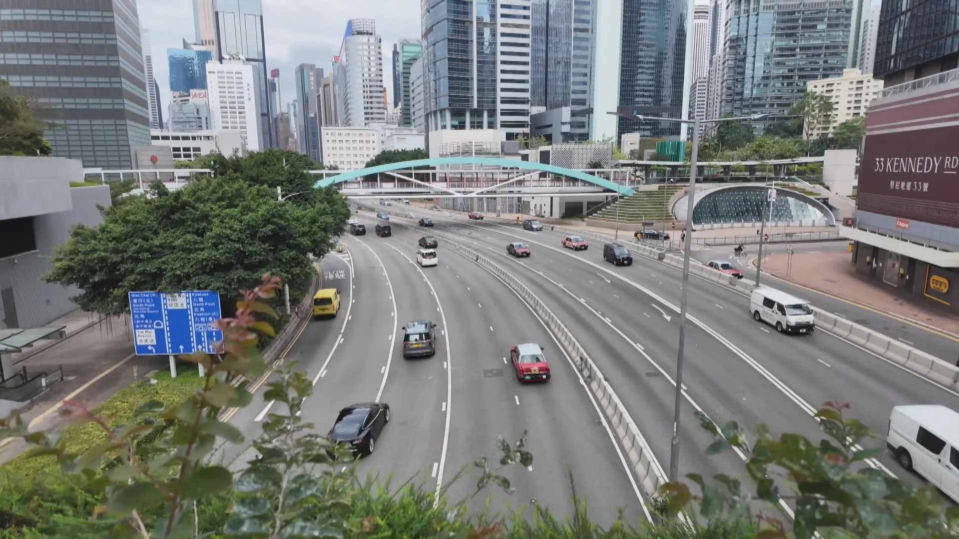 政策另一亮點是簡化申辦流程,依託粵港統一平台實現「海關備案一網通辦」,車主無需跨境跑動,可就近在香港委託的驗車點辦理驗車、申領香港牌證。(圖:網絡翻攝)