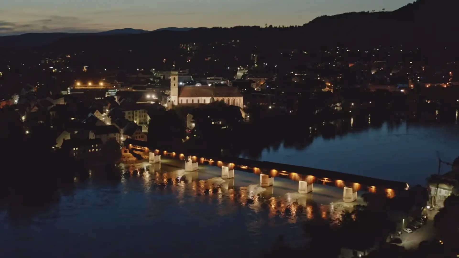 擁有逾450年歷史的巴特塞金根古橋（Holzbrücke Säckingen），是歐洲最長木造有頂廊橋，橫跨萊茵河連結瑞德兩國，無邊境審查，數百年來塑造兩岸居民獨特的跨國生活模式。（來源： Bad Säckingen - Tourismus- und Kulturamt@YouTube）