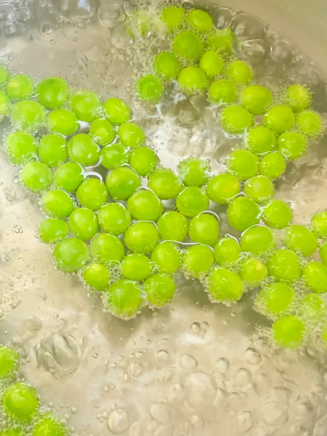 熱水還能破壞青豆中的多酚氧化酶，避免它與氧氣反應導致青豆變暗發黑。 （示意圖來源：小紅書）