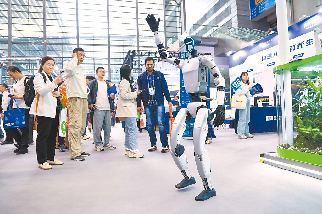 廣東省人工智慧與機器人產業聯盟日前正式成立。圖為4月中國電子信息博覽會展示人形機器人。（新華社）