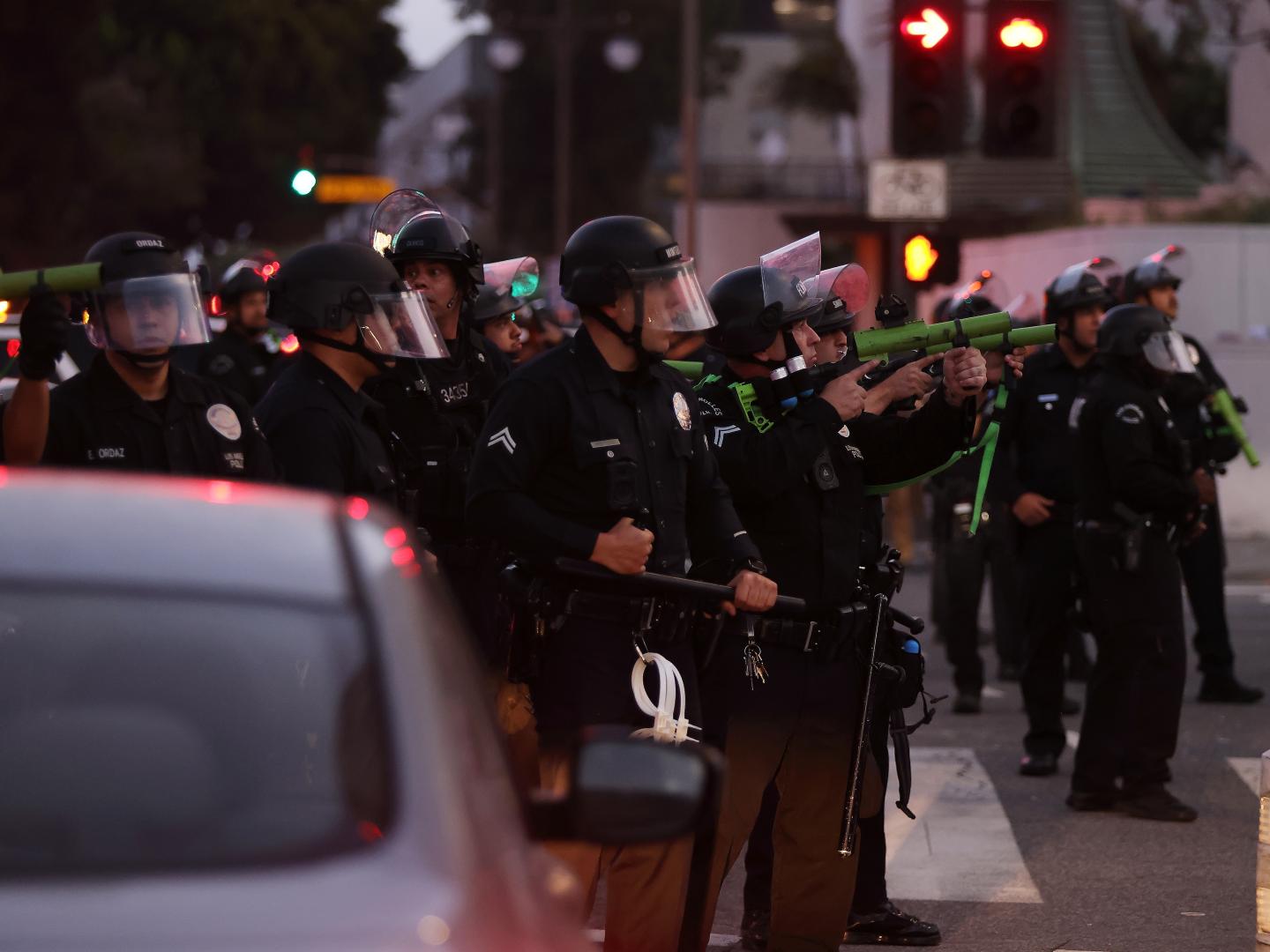 6月10日，在美國加利福尼亞州洛杉磯一處聯邦機構建築外，抗議者與聯邦警察及國民警衛隊人員對峙。(新華社)