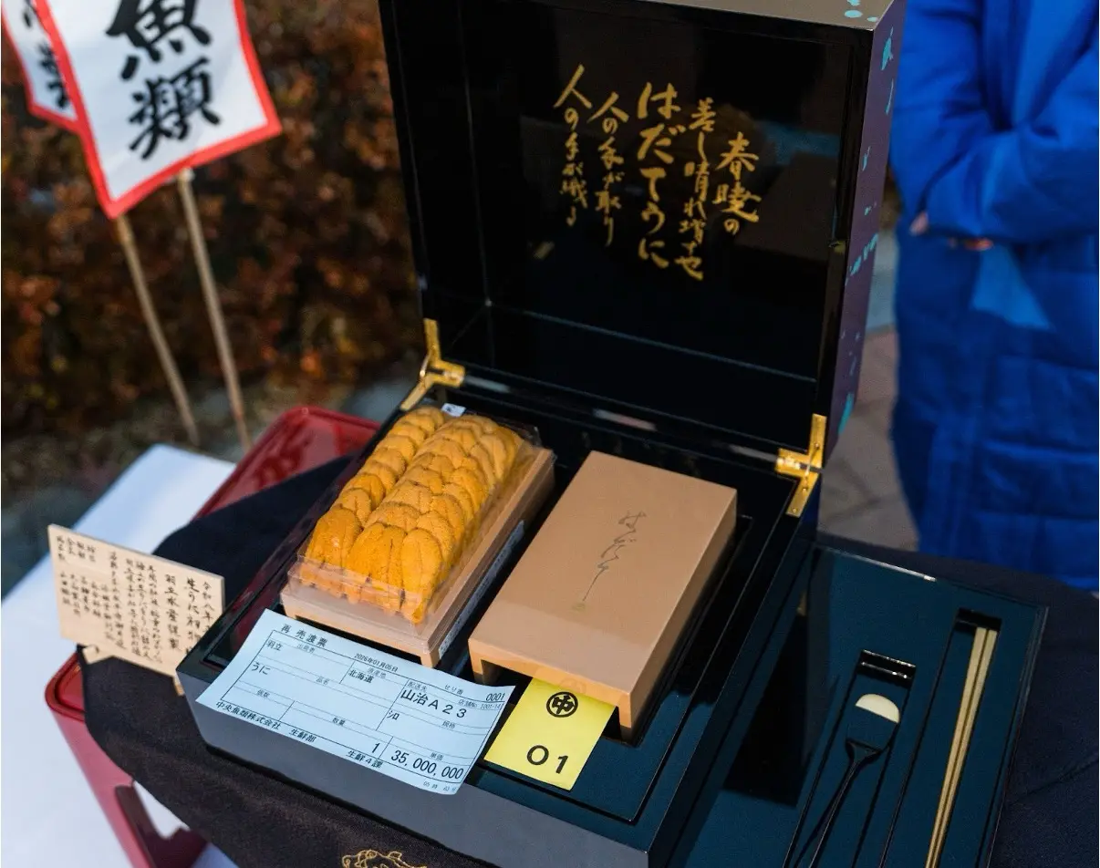 日本豐洲初市競標誕生3500萬日圓紫海膽標王，化身百萬日圓「初市競標海膽丼」，限量5份1月6日開賣，揭秘頂級海膽的奢華魅力。（來源：食品産業新聞社）