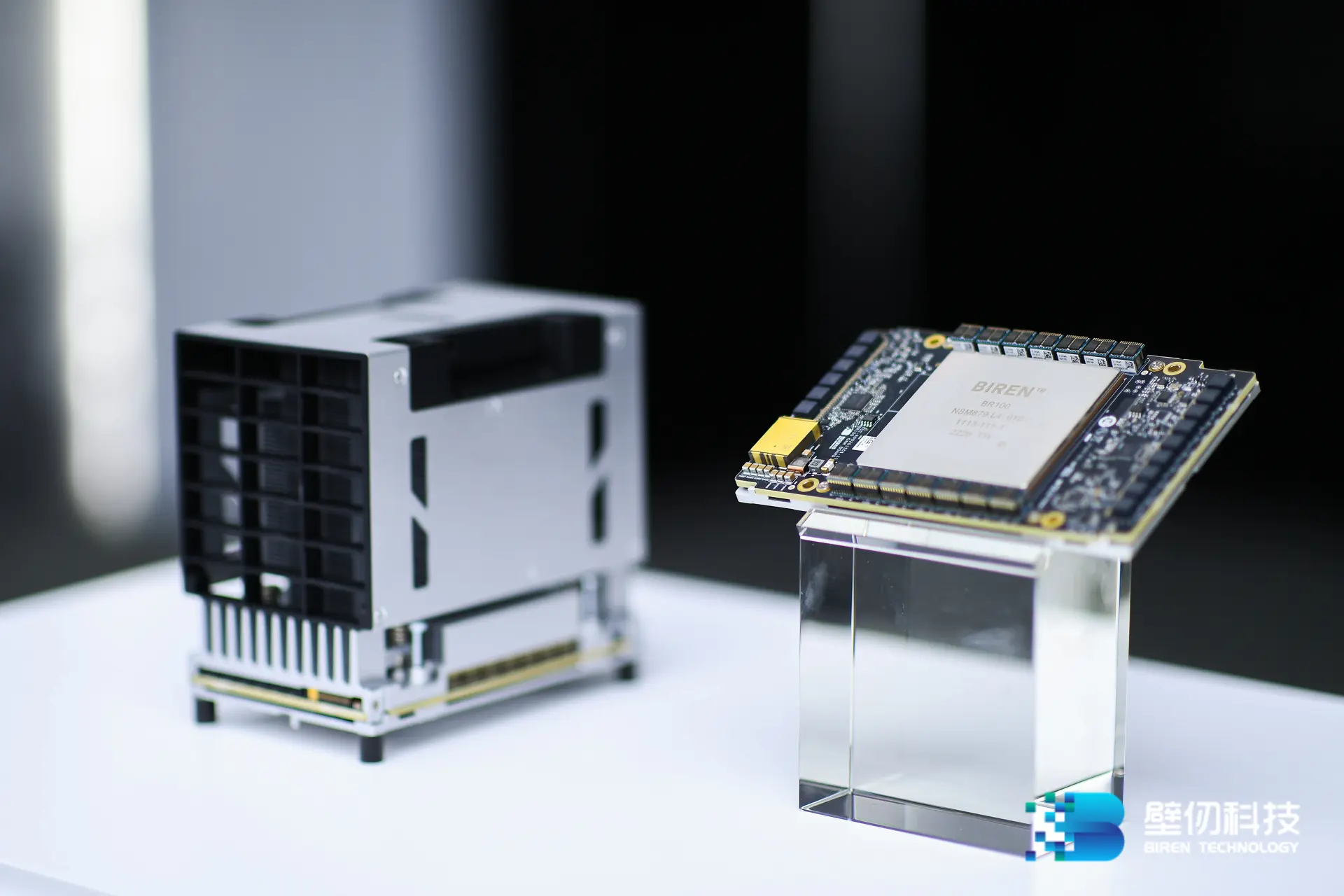 作為國產GPU領軍企業，壁仞科技專注於通用圖形處理器（GPGPU）芯片及智能計算解決方案研發，為AI應用提供基礎算力。其產品融合自主GPGPU架構、SoC設計等核心技術，支持雲端到邊緣多場景AI模型訓練和推理。(圖：壁仞科技官網)