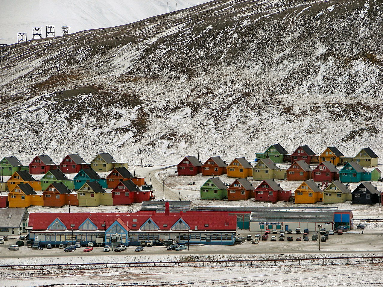 挪威的隆伊爾城（Longyearbyen）在 1950 年代也曾頒布類似禁令。由於那裡是永久凍土，屍體根本無法腐化，甚至還從死者體內提取出 1917 年流感的活體病毒樣本。（來源：wikipedia）