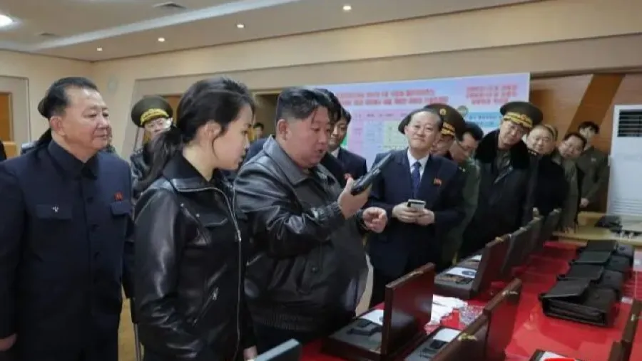 金正恩攜女兒金主愛視察軍工廠 親自體驗新型手槍射擊的封面圖片