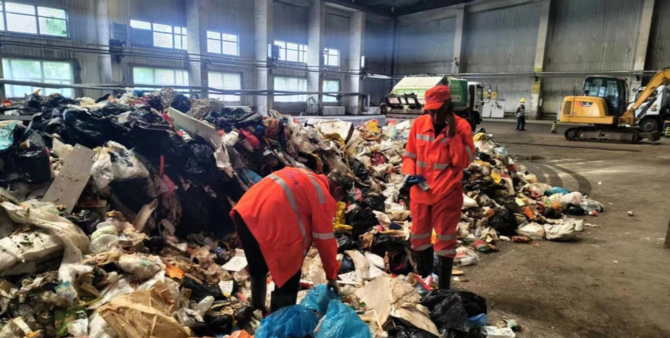 兩名環衛工人不懼髒亂,徒手在垃圾堆中逐一翻找。經過4個多小時的不懈努力,當日16時50分許,丟失的手錶終於從堆積如山的垃圾中找到,並於當晚送還至盧女士手中。