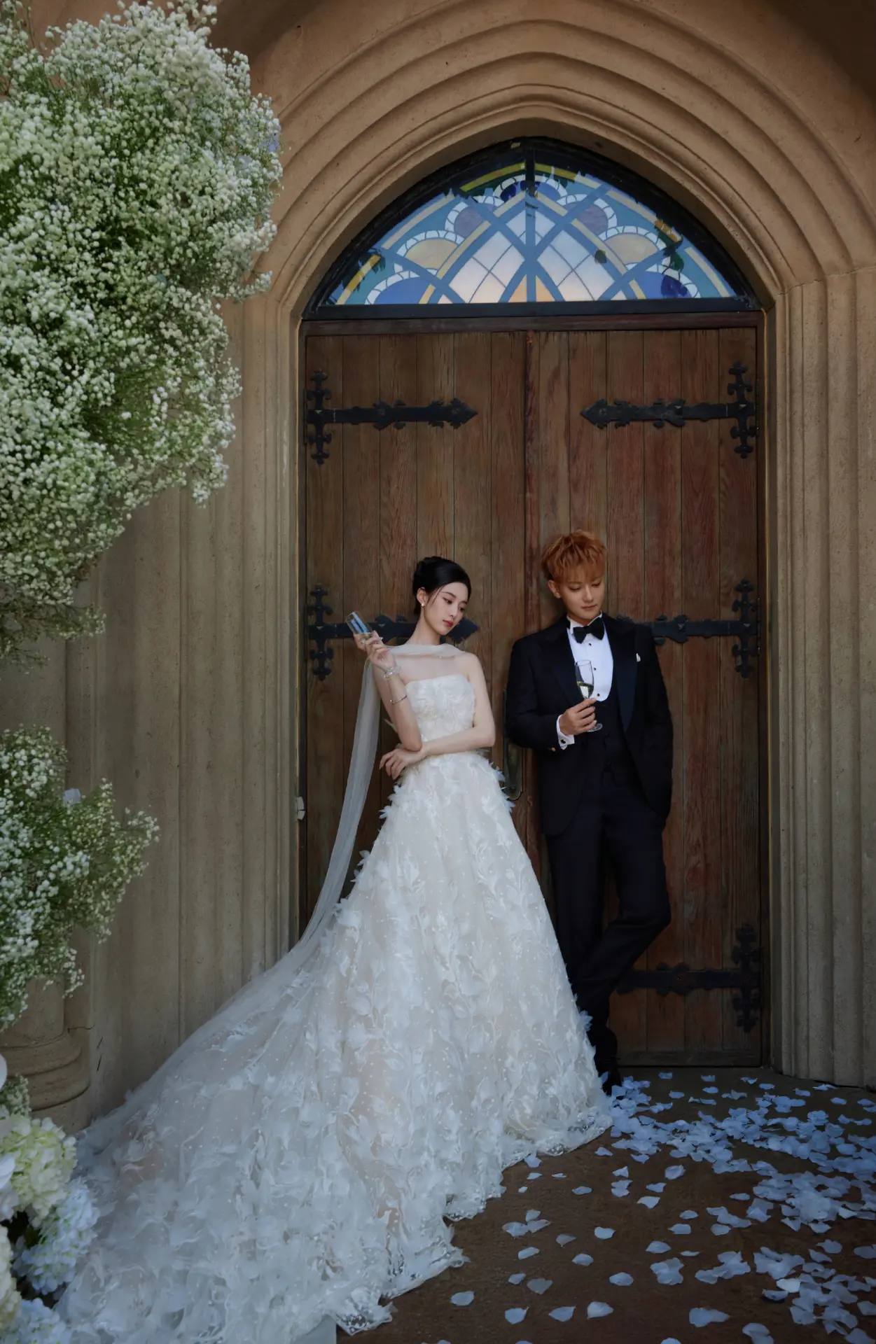 此次曝光的婚紗照宛如豪華童話大片，以歐風城堡、花園、古董車等為背景，營造出夢幻感十足的場景。(徐艺洋-Yiyang@微博)