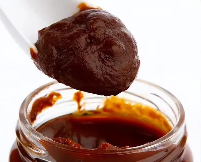 柱侯醬可謂粵菜調料界的「常青樹」，源自中國佛山，相傳由清代同治年間的餐館老闆梁柱侯研製而成。（示意圖來源：images）