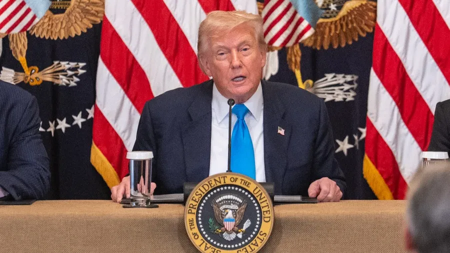 特朗普不再嘴硬！首度承認美國消費者因關稅「付出代價」，最高法院質疑合法性的封面圖片