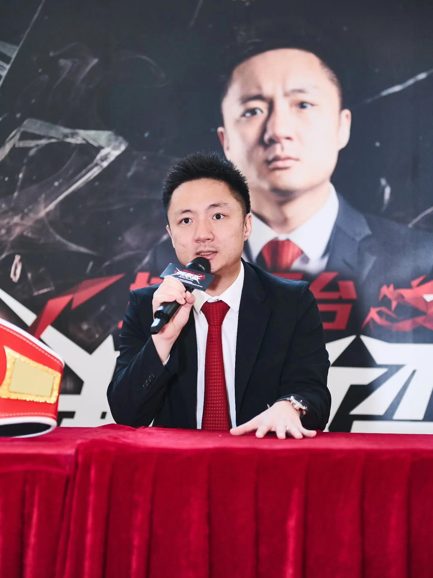 鍾培生解釋，HKTCG自始至終承諾10月內完成所有卡牌出貨，從未許諾9月出貨，品牌堅守既定出貨時間規劃。他坦言，此次投訴及輿論爭議，大多數發聲者並非品牌客戶，屬於「為鬧而鬧」的網絡炒作。(圖：Derek Cheung@FB)