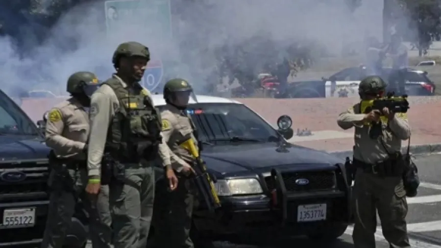 洛杉磯騷亂|洛杉磯宣佈市中心部分地區宵禁  700名海軍陸戰隊已抵達的封面圖片