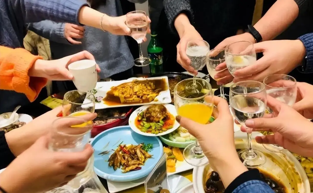 糖友聚會，面對桌上的啤酒、白酒、紅酒，心裡不經為難了起來：「到底能不能喝？要喝該選哪個？」（示意圖來源：網絡）