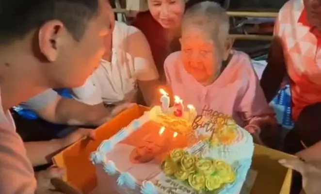 泰國農磨蘭普府阿嬤曼卡拉憑舊身分證被傳為130歲超級壽星，生日畫面爆紅，吸引日本朝日電視台採訪，後證實為早年戶籍手寫謄抄錯誤，真實年齡為100歲。（來源：X）