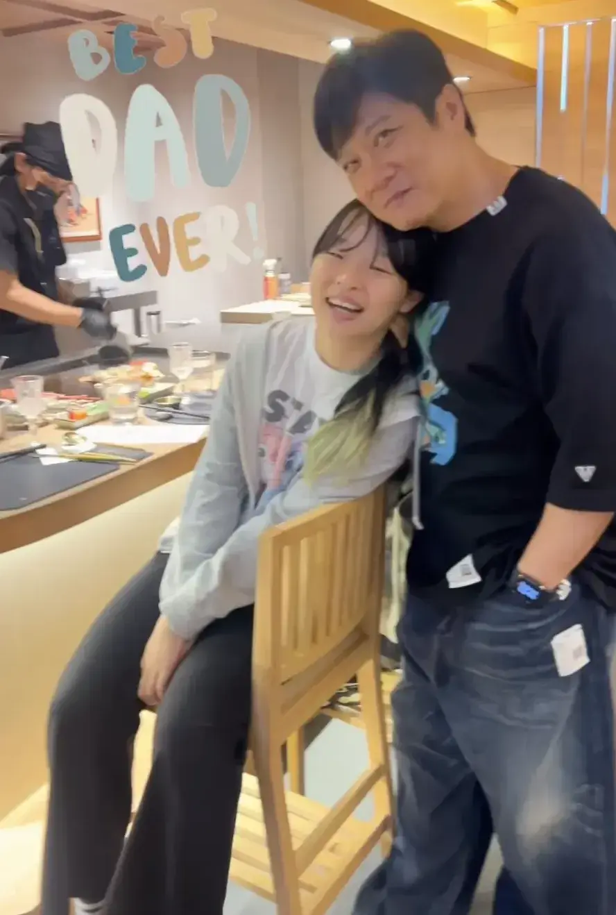 短片記錄一家人享用鐵板燒的溫馨時光，畫面可見背景擺放寫有「BEST DAD EVER」的裝飾，充分流露子女對錢嘉樂的心意。(圖：tong_ying_ying@IG)