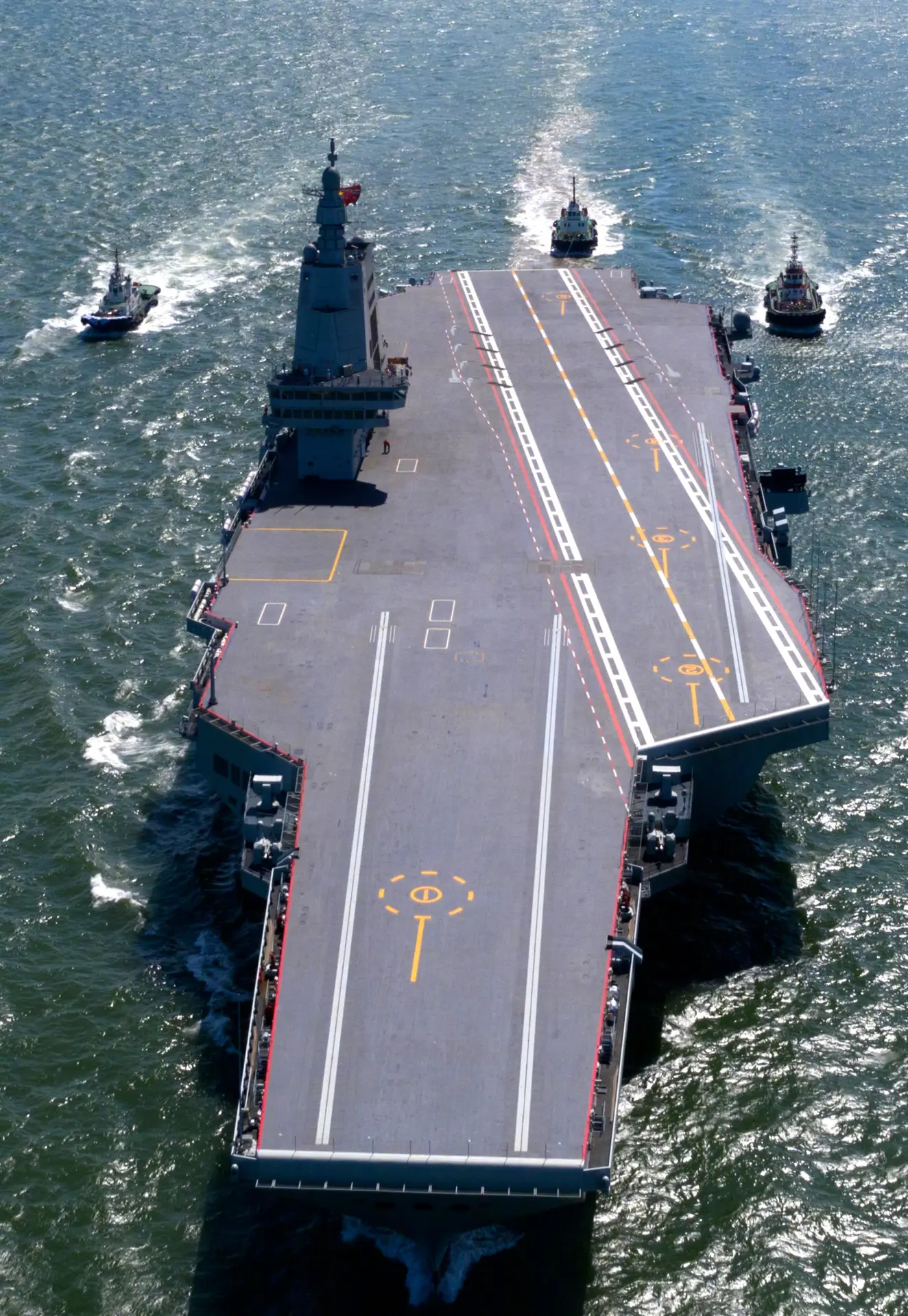 航母並非單艦之力，而是整個航母戰鬥群的集體戰鬥力的呈現，包括驅逐艦、護衛艦、補給艦與潛艇。(新華社)