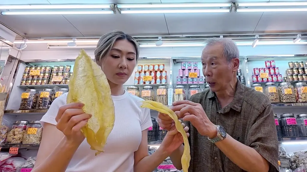 由於自小常在海味舖蹓躂，整個西營盤街坊幾乎都認識她，送貨途中不斷遇上「老朋友」，熱情寒暄甚至邀請吃飯，畫面盡顯港式人情味。(圖：視頻翻攝)