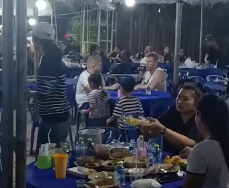 泰國洛坤府一戶人家舉行喪禮時，兩度被外國遊客誤認成餐廳闖入點餐。喪家查蘭通一家未驅趕，反而熱情招待遊客美食，其舉動契合泰國文化，體現待客之道，替往生者積功德，引網友熱議稱讚。（來源：Charantorn Chaloemkiad@FB）