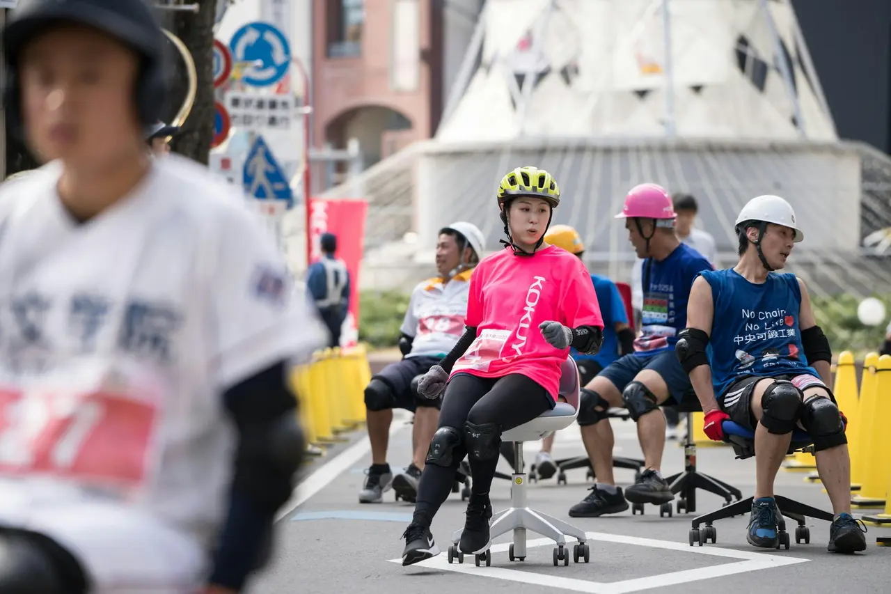 日本京都府京田邊市3月29日舉辦辦公椅競賽，選手坐市售辦公椅蹬地接力，此賽自2010年起風靡全國，創辦人田原剛（Tsuyoshi Tahara）希望借此舒緩日本高壓工作文化。（來源：網絡）