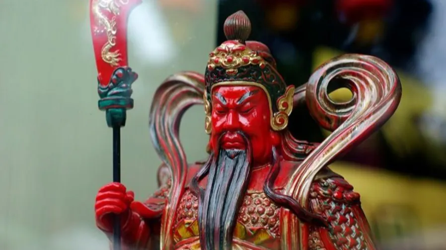 關公雕像為何總閉着眼？老木匠與玄學各有說法，哪個更可信？的封面圖片