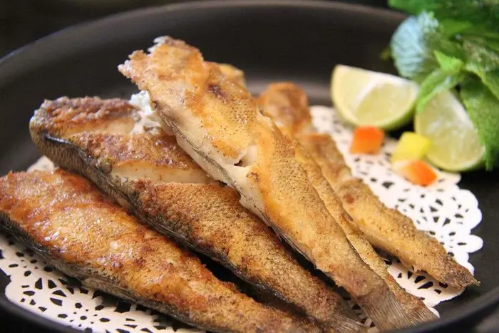 煎魚破皮是小白噩夢，其實錯不在魚，在沒等到「最佳下鍋時機」。（來源：images）