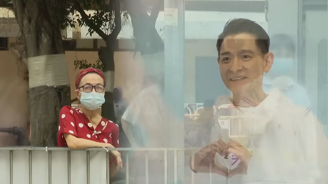 站在街頭迷茫無助的Helen。（來源：YouTube@TVB (official)）