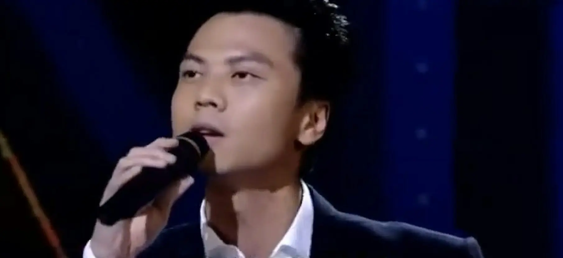 莫家淦曾在TVB綜藝節目《Sunday扮嘢王》中，模仿張國榮獻唱，網民翻出該片段對比後發現，其聲線磁性、演繹節奏，甚至台風動靜，都與「白眉鷹王」在《中年好聲音4》舞台上的表現極度相似，幾乎如出一轍。(圖：TVB)