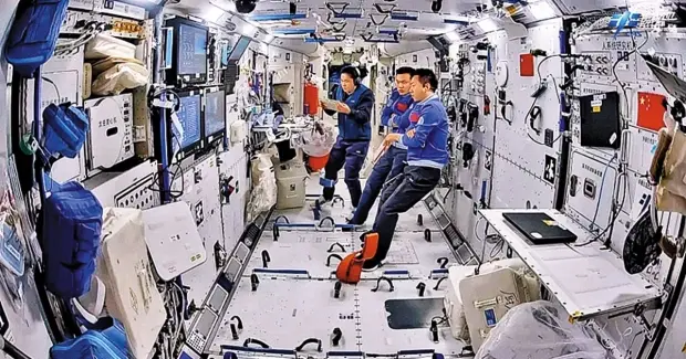 中國太空人在空間站進行各種實驗。（中國載人航天工程辦公室）