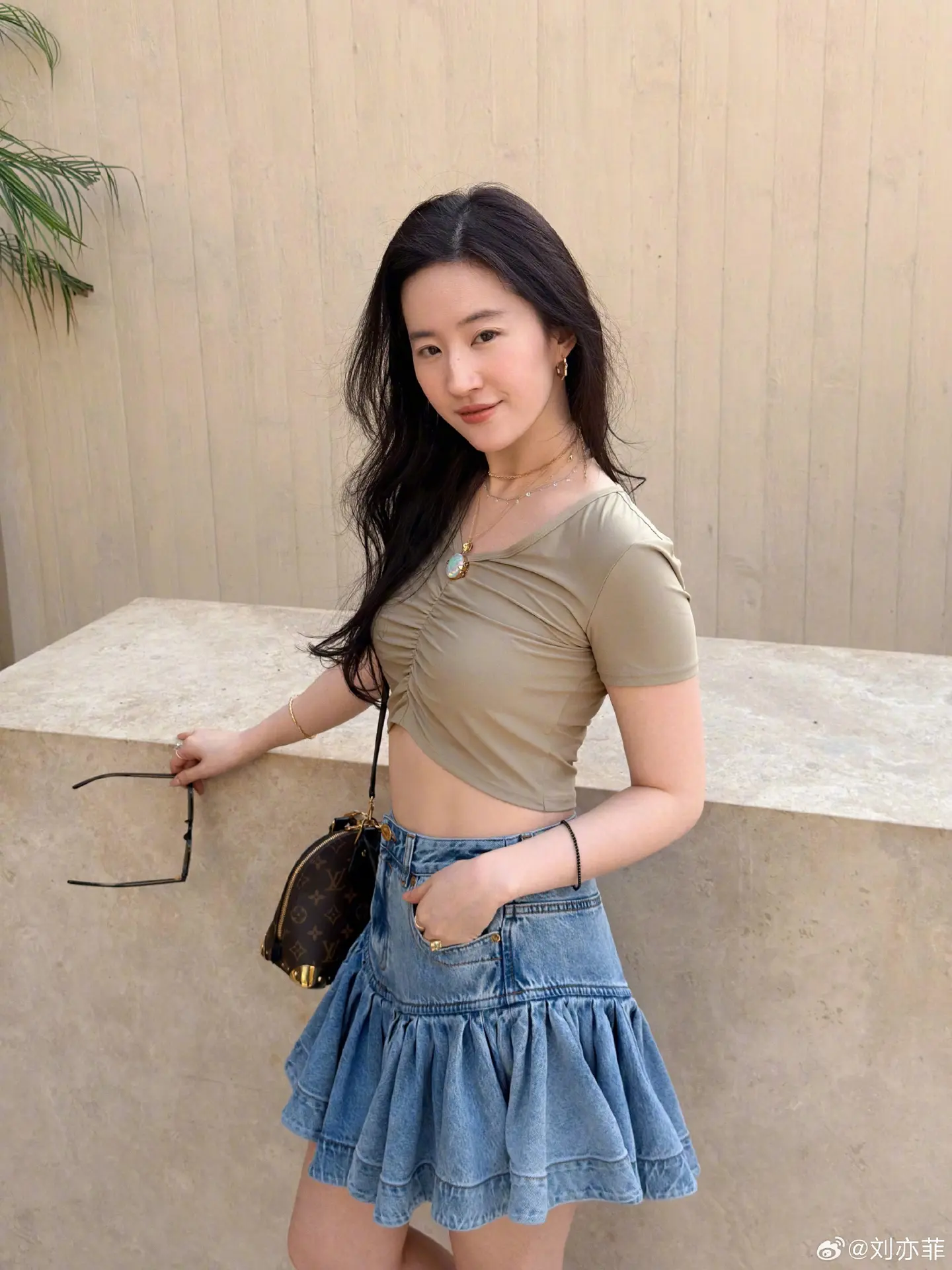 這次緊湊的行程也讓人見識到她的敬業態度。劉亦菲僅在巴黎完成 LV 最新廣告拍攝 4 天後，便馬不停蹄飛赴阿布扎比，无缝銜接兩地工作，完美詮釋了頂級代言人的高效與專業。(圖：刘亦菲@微博)