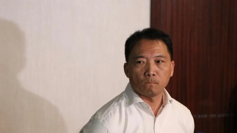 胡志偉赴英尋求政治庇護於希斯路機場遭扣留 預計一星期內遣返香港的封面圖片