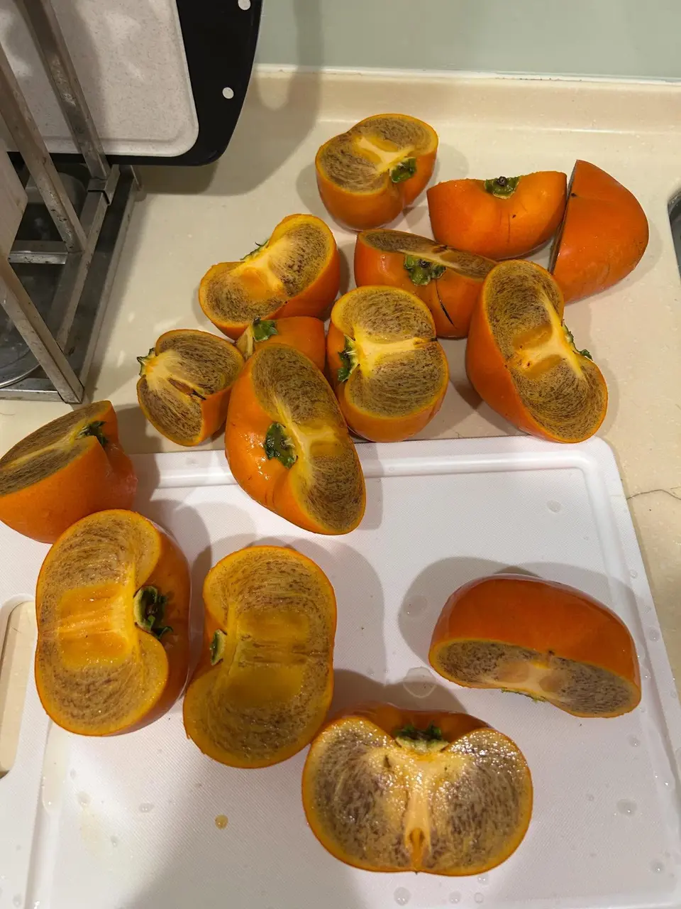 網友切柿子見黑斑誤丟，老饕指出是日本和歌山特產黑糖柿，嫁接培育的高級貨，兩顆破千台幣。（來源：connea_lu@threads）