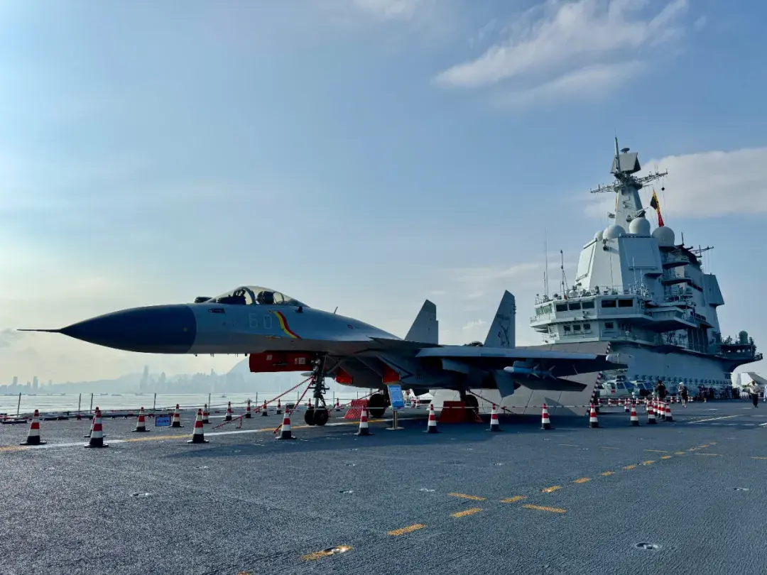 去年7月4日，山東艦訪港開放參觀活動。殲-15T首次在航母甲板對公眾開放。(紫荊網)
