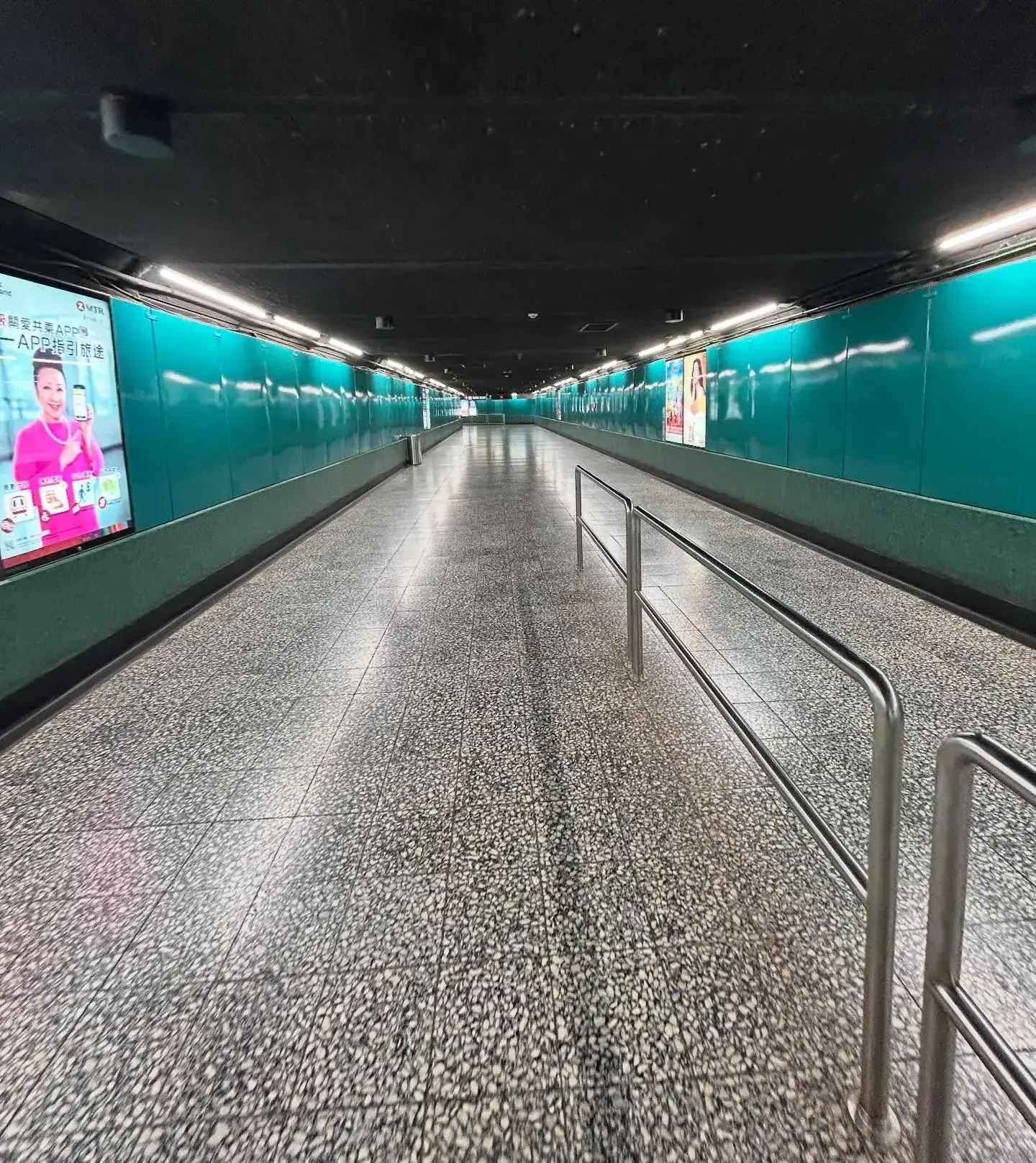 電影熱映讓香港鰂魚涌站意外走紅，網民笑言：「去睇《8 號出口》前，先在鰂魚涌站練習找出口」，形成戲裡戲外的巧妙呼應。(圖：網絡翻攝)​