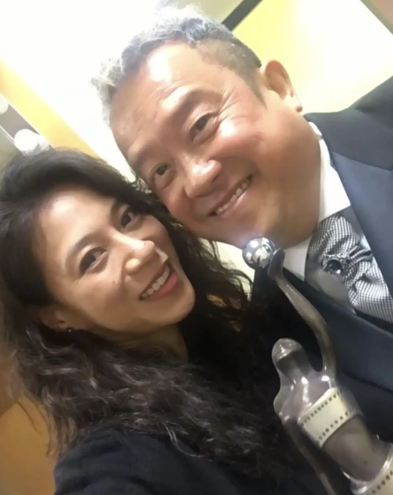 過去多年，二人多次被拍到結伴出行，不僅一同遠赴日本旅遊，2018年曾志偉在北海道遇車禍時，阿雪亦全程陪伴在側，多年不變的陪伴與情義，讓網民紛紛讚嘆曾志偉重情重義。(圖：網絡截圖)