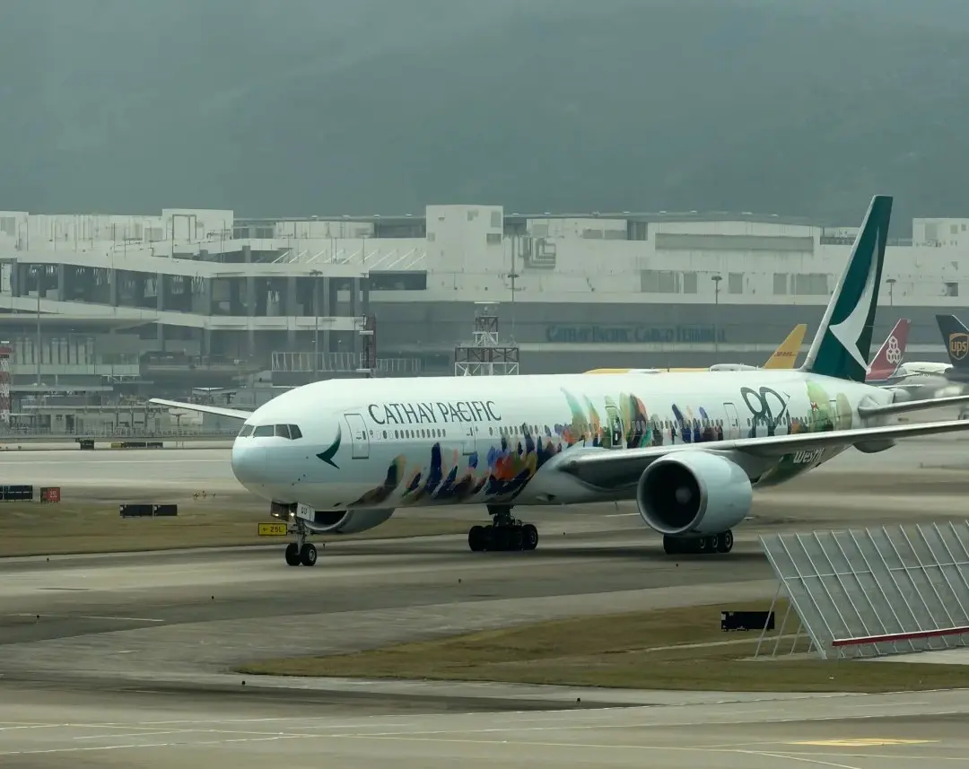 除獨特機身設計外，香港精神號亦帶來全新的空中體驗。旅客登機時可聽到重新編曲的國泰品牌音樂《Song of Cathay》，以更具現代感與香港特色的旋律，為旅途注入文化溫度。(圖：小紅書) 