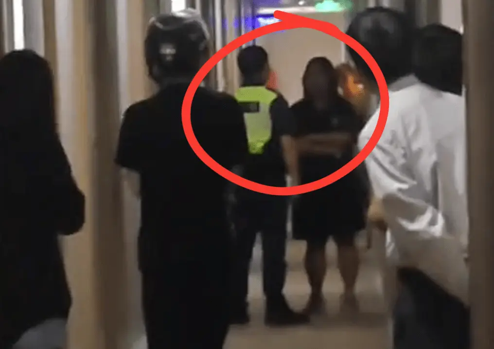 妻子向趕到的酒店職員及其後到場的公安指認：「臭雞囉，喔喔叫，扭下扭下嗰啲呀，我老公嘅小三呀！」她更形容已見到女子樣貌：「又老又瘦囉，老人腳都𡁻得落嘅！」（圖：視頻截圖@Telegram）