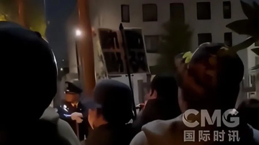 日本民眾首相官邸前集會抗議高喊「高市下台！」的封面圖片