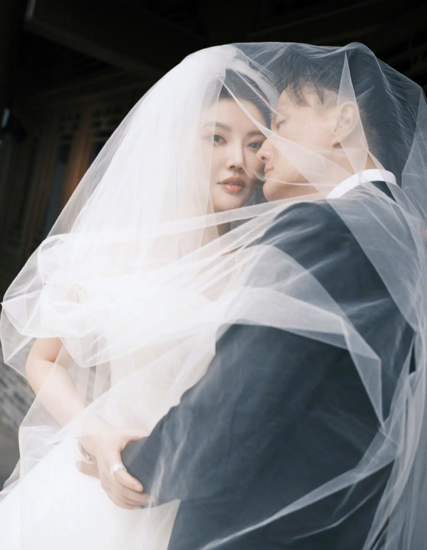 從戀情曝光、分手復合，到低調求婚、婚禮籌備一波三折，徐冬冬與尹子維的感情之路始終備受關注。如今二人婚禮日期臨近，這款充滿紀念意義的限量版椰汁能否如網友猜測般亮相婚宴，成為眾人期待的焦點。(圖：新浪娛樂@微博)