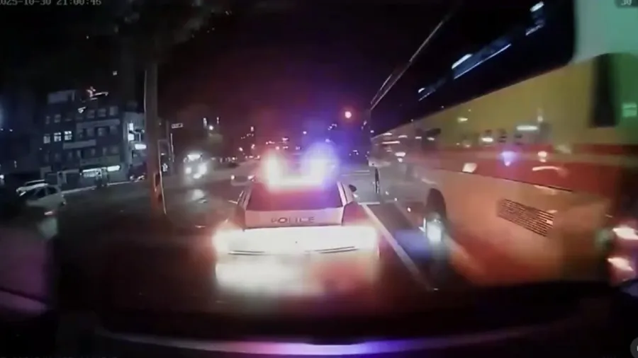 韓國釜山警車拒讓救護車 孕婦車禍重傷母胎雙亡  黃金時間錯過不治  警方回應引爭議的封面圖片