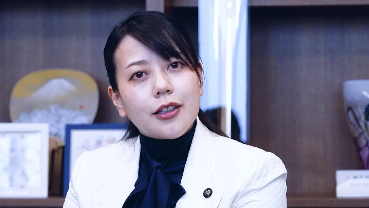 日本最年輕現任女市長川田翔子創首例，申請16周產假卻遭質疑浪費納稅錢。她盼以身打破日本職場守舊觀念，解決女性職涯與母職衝突問題，同時回應國內嚴峻的少子化危機。（來源：時事通信映像センター@YouTube）