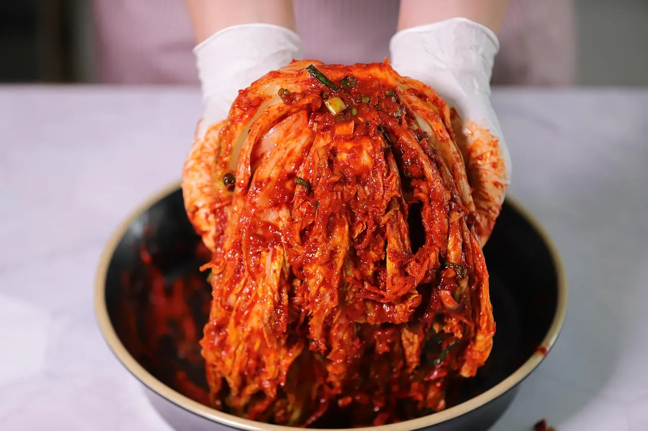 辛奇（Kimchi）風靡全球之際，韓國本土食用量卻連續15年下滑。權威調查顯示韓國男女老少食用頻率、吃法大幅改變，且食用量與收入掛鉤，同時對比中韓泡菜差異厘清爭議。（示意圖來源：pixabay）