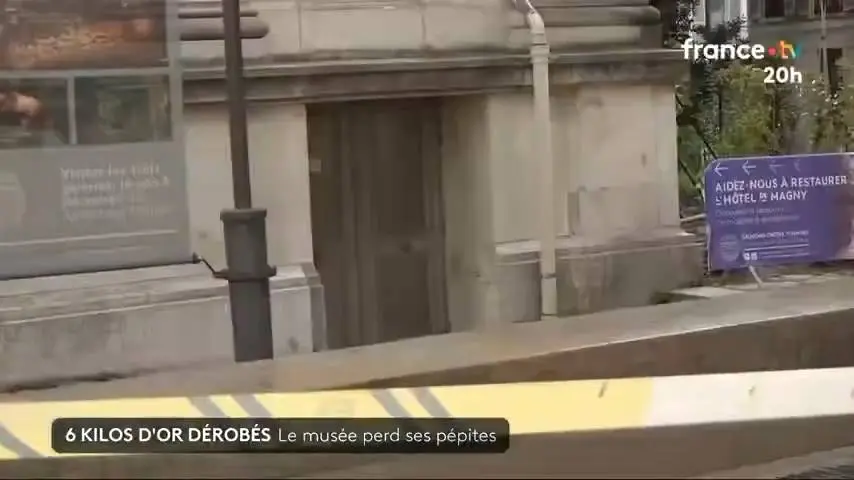 竊匪使用電動切割機（disqueuse）在兩道門上切出一個僅比A4紙略大的洞口後潛入館內，收藏金塊的玻璃櫃亦被焊槍破壞。（影片截圖）