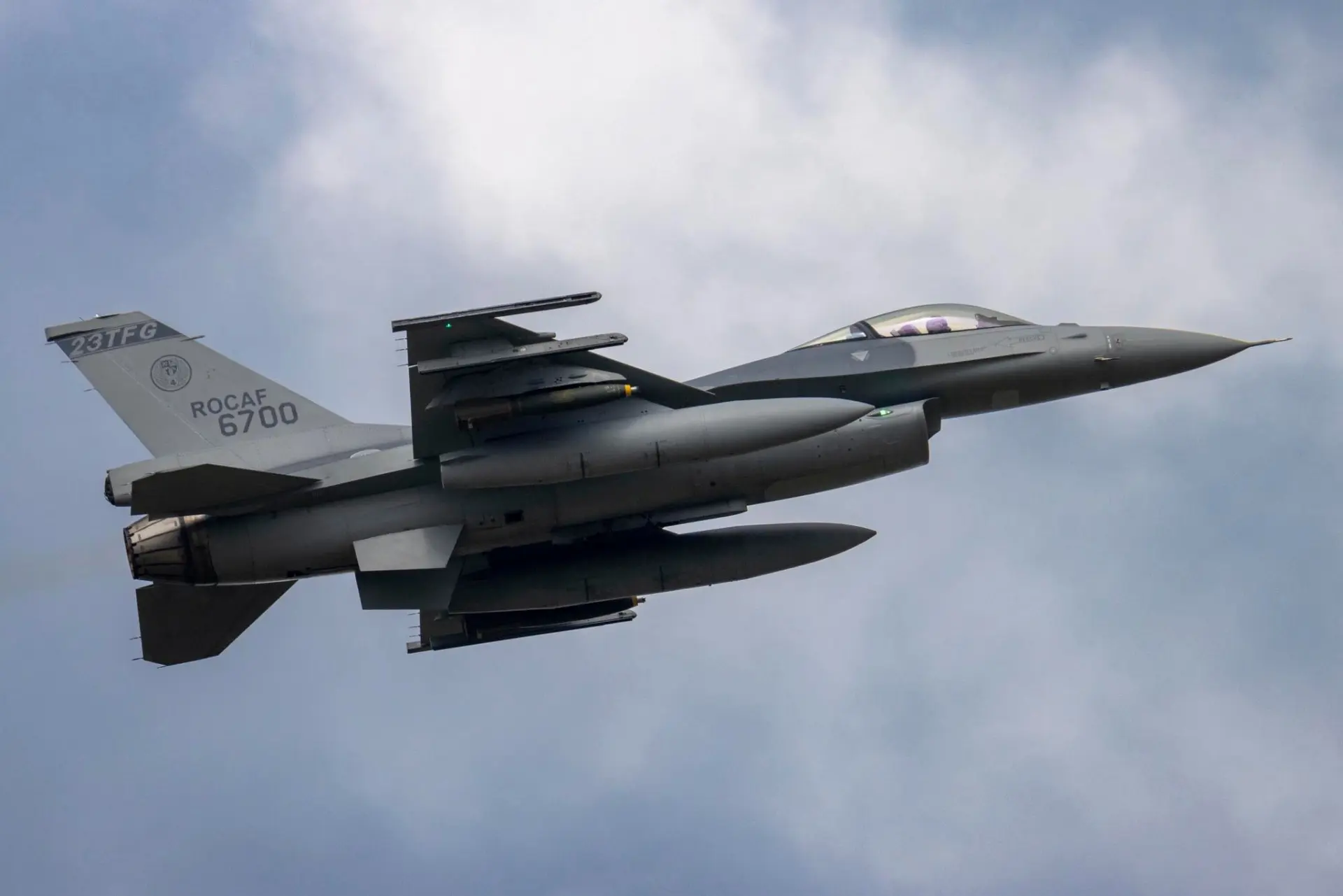 作為一款半世紀以來產量達4600架、截至2025年仍有2084架在役的高性能多用途戰機，F-16向以機動性強著稱，但強大的過載力（G-Forces）也讓飛官時常面臨黑視、紅視甚至短暫昏迷的風險，「空間迷向」更是成為飛官性命的頭號殺手，是75%的飛官殉職重要原因。(圖：IDF 經國號@FB)