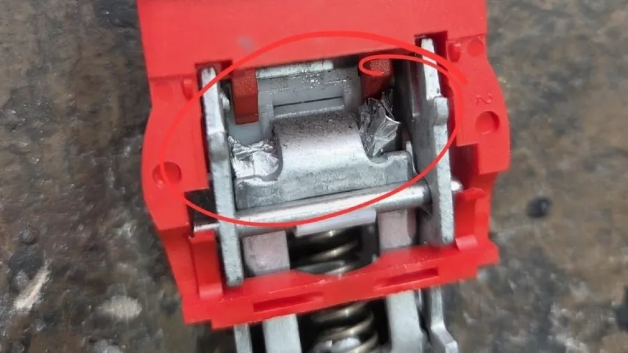 城巴 795X 線安全帶遭人用錫紙蓄意破壞 消防員緊急助乘客脫困的封面圖片