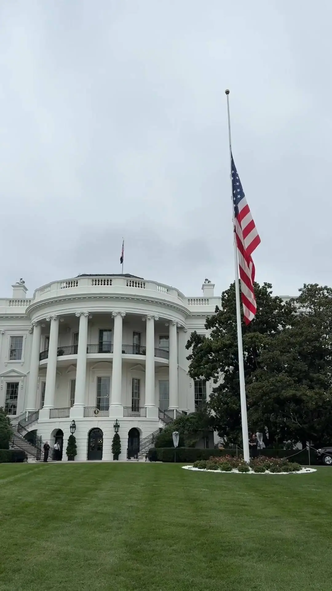 特朗普下令全國下半旗致哀。(X影片截圖)