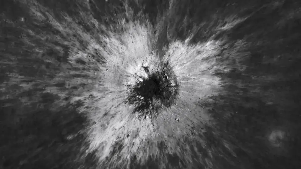 NASA透過LRO影像，發現月球一座直徑222公尺的新撞擊坑，規模大於羅馬競技場，屬百年一遇事件。研究顯示撞擊會翻動月表，阿波羅登月腳印終將消失，也可供評估月球基地風險。（來源：NASASpaceNews@YouTube）