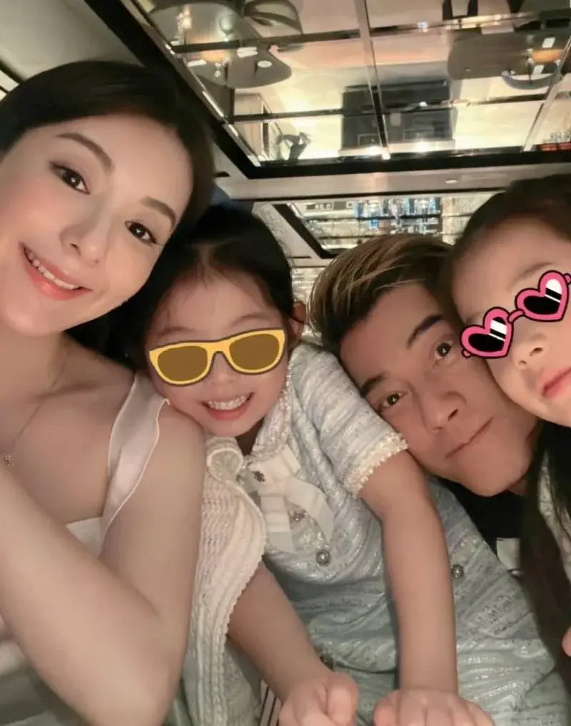 這一消息不僅讓郭富城夫婦的家庭升級為五口之家，更使他成為「四大天王」中首位同時擁有兒女的成員，徹底打破流傳多年的「四大外父」宿命。（圖：方媛@微博）