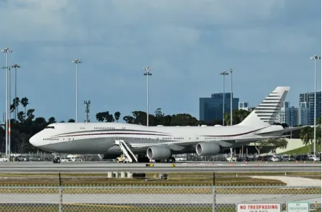 2月15日，特朗普參觀了一架卡塔爾的波音747客機後，該飛機停在棕櫚灘國際機場的停機坪上。 (新華社資料圖片)
