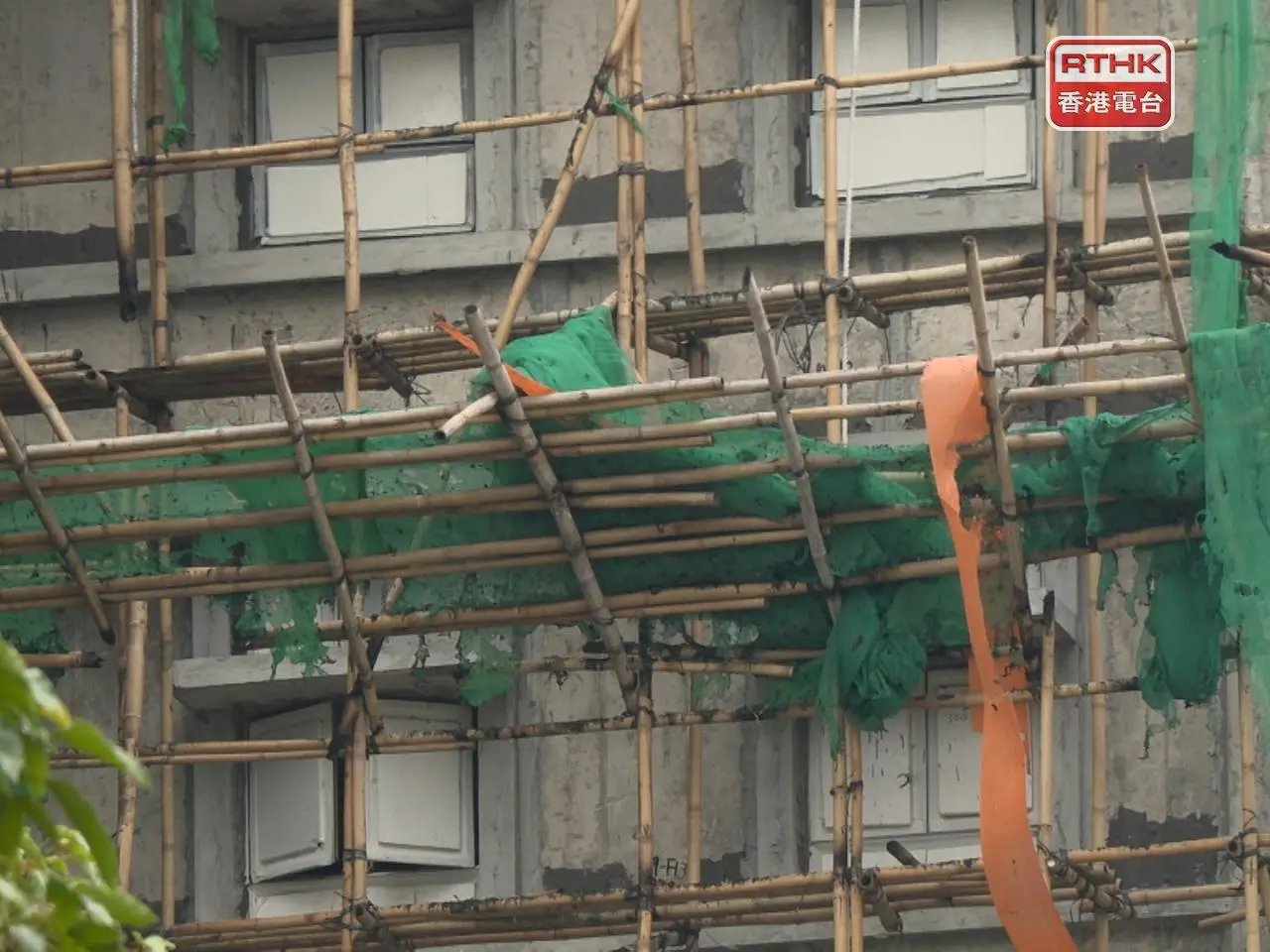 房屋署經與警方協調後，將於星期五開始移除宏昌閣、宏泰閣及宏新閣已被燒毀的外牆棚架。（港台圖片）